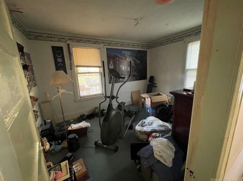 2 Bernardino Ave, Enfield CT 06082-1842 exterior