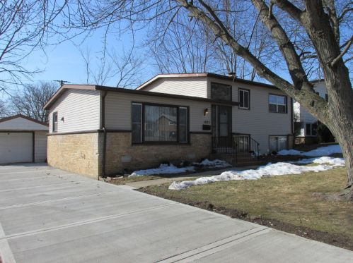 1925 Edgewood Rd, Waukegan IL 60087-1436 exterior