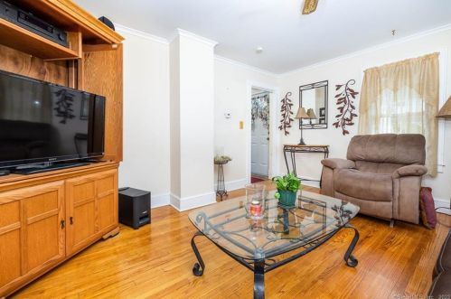 3 St, Windsor Locks CT 06096-1357 exterior