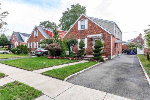158 Ann St, Valley Stream, NY 11580-2704