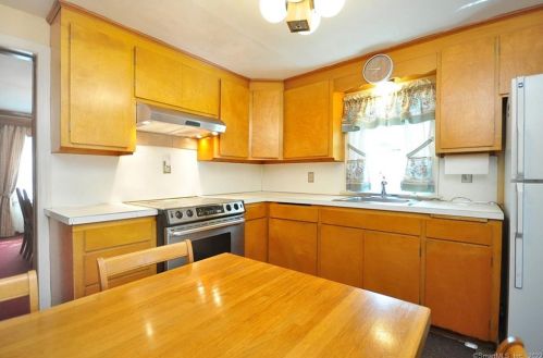 132 Walker St, Manchester CT 06040-4329 exterior