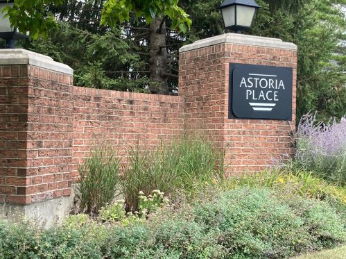 8 Astoria Ct, Elmhurst, IL 60126-5623