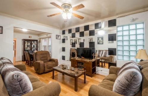 4932 Polk St, Chicago, IL 60644-5239