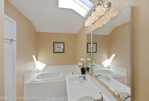 232 Kentucky Way, East Freehold NJ 07728-4630 exterior