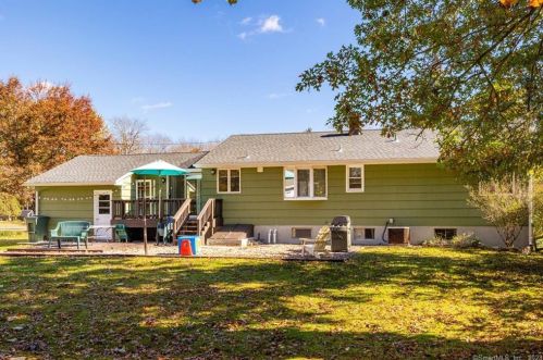 16 Angel Pl, North Haven CT 06473-2402 exterior