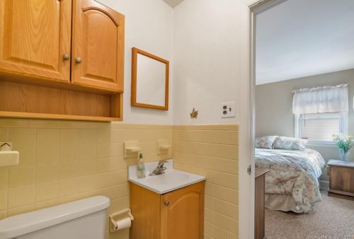 15 Hollywood Ave, Milford CT 06460-4214 exterior