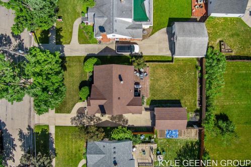 1114 Northlawn St, Grand Rapids MI 49505-3724 exterior