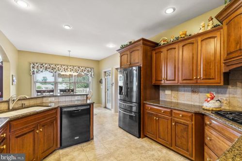 300 Country Mdw Dr, Lancaster PA 17602-1481 exterior