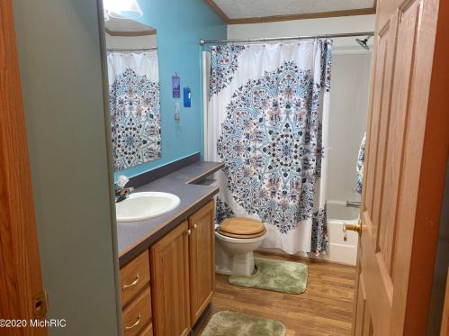 1893 Latas Ln, Meskegon MI 49442-6835 exterior