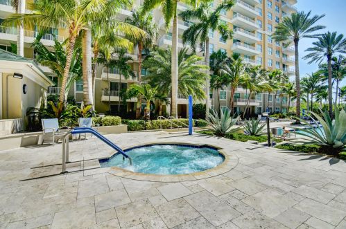 700 Boynton Beach Blvd, Boynton Beach FL 33426-3639 exterior