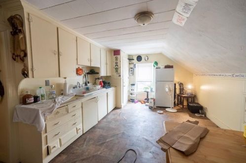 33 Cross St, Woonsocket RI 02895-5852 exterior