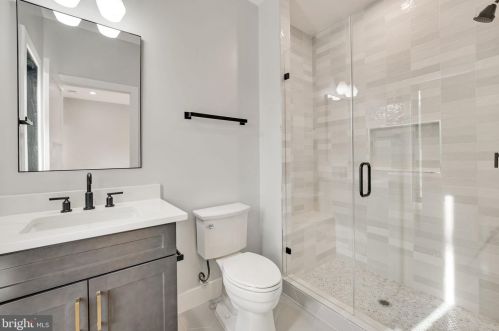 1422 Mayflower Dr, Mc Lean VA 22101-5615 exterior