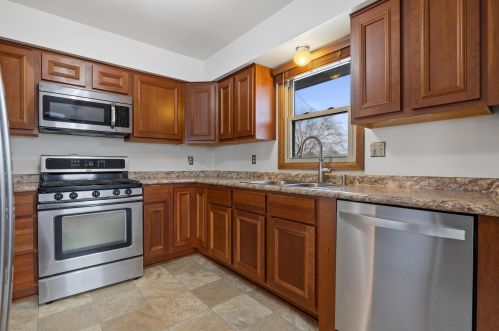 5946 33, Milwaukee WI 53221-4724 exterior