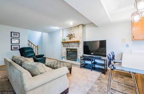 2224 Ariel St, Saint Paul MN 55109-2852 exterior