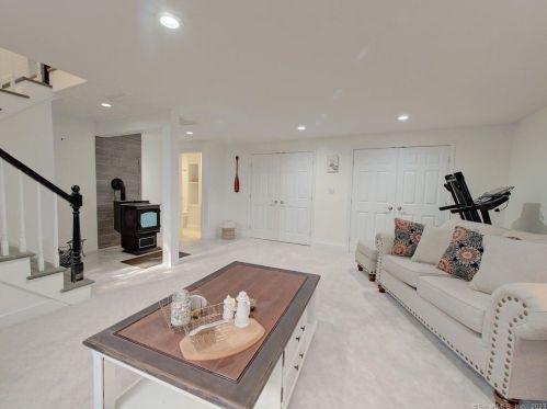 39 Tra Mart Dr, Uncasville CT  06382-1115 exterior