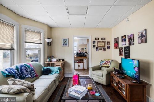 31 Clinton Ave, Camden NJ 08109-2006 exterior