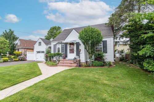 17 Clarendon Dr, Valley Stream, NY 11580-2503