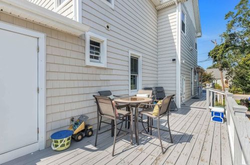 222 Cedar Ln, Babylon NY  11702-4417 exterior