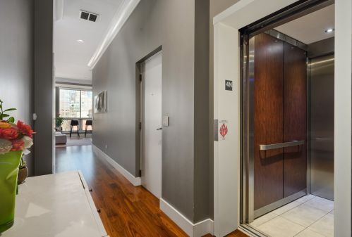 16 Carpenter St, Chicago, IL 60607-2198