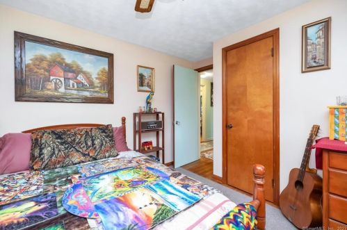 17 Shady Oak Dr, Enfield CT 06082-2311 exterior