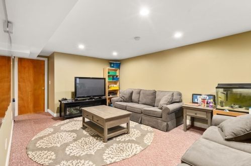 2054 Beacon St, Newton MA 02468-1445 exterior