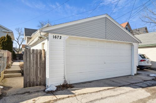 1672 Cass St, Milwaukee WI  53202-2053 exterior