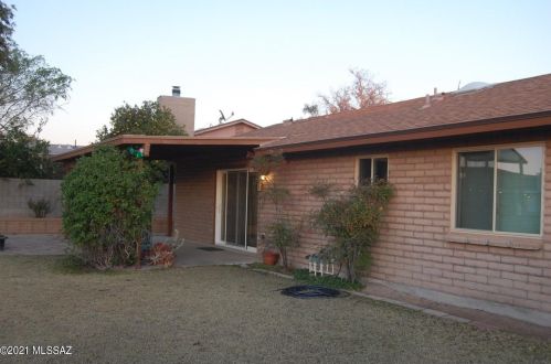 4824 Red Wolf Dr, Tucson AZ 85742-8968 exterior