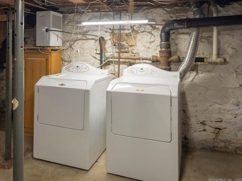 71 Hawthorne Ave, Derby CT 06418-1122 exterior