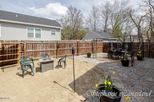 737 Logan St, Grand Rapids MI 49503-5559 exterior