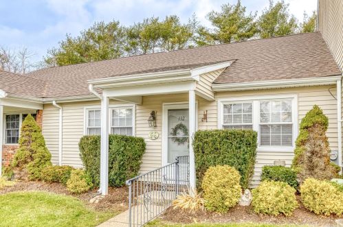 132 Barn Run Ct, Huntington Station, NY 11746-1950