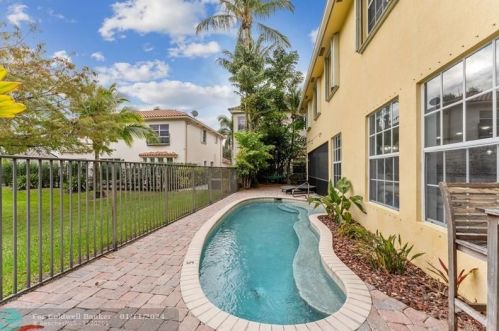 9808 Coronado Lake Dr, Boynton Beach FL 33437-5337 exterior