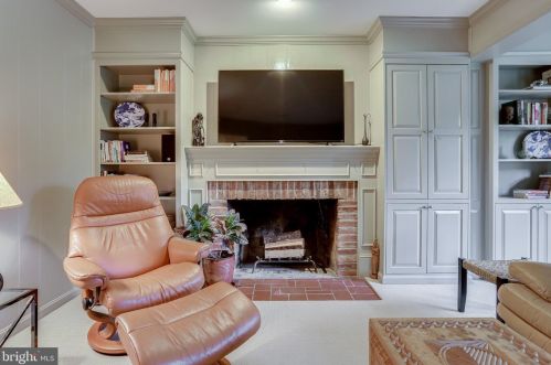 8909 Linton Ln, Alexandria VA 22308-2438 exterior