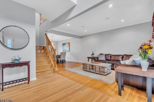 37 Heinrick Way, Bridgewater NJ 08807-5660 exterior