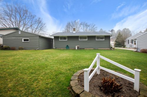 901 Shorewood Blvd, Manitowoc WI 54220-2945 exterior