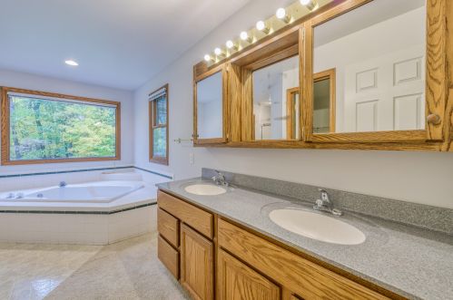 27526 Rolling Pines Ct, Lawton MI 49065-8601 exterior