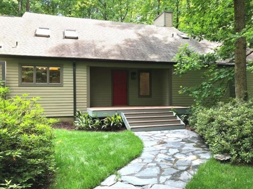 6480 Burdett Dr, Atlanta GA  30328-2927 exterior