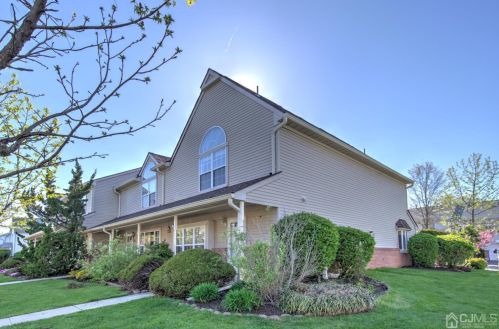 35 Sassafras Ct, New Brunswick, NJ 08902-5015