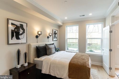 10326 Grosvenor Pl, Rockville MD 20852 exterior