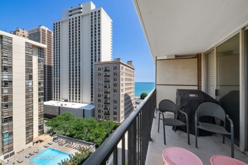 71 Division St, Chicago IL  60610-2220 exterior