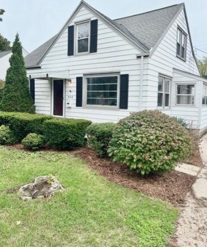 5510 12th St, Milwaukee, WI 53209-5106