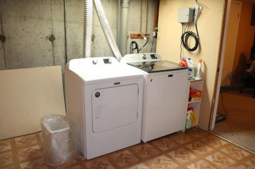 8 Sparkle St, Enfield CT 06082-5618 exterior