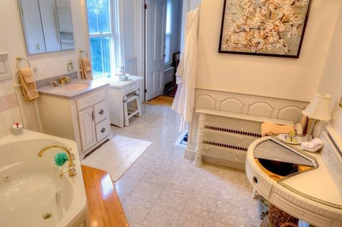 437 Bellevue Ave, Middletown RI 02840-4115 exterior