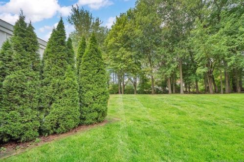 121 Grn Mdw Rd, Milford CT 06461-2258 exterior