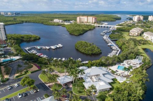 320 Horse Creek Dr, Naples FL 34110-6000 exterior