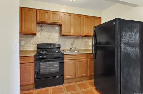 3617 Eastchester Rd, Bronx NY 10466-5882 exterior