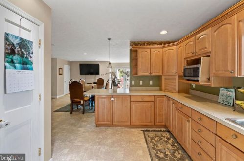 381 Thornhill Dr, Hanover PA  17331-7976 exterior