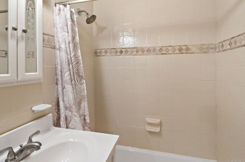 135 235th St, Bronx NY 10470-2463 exterior