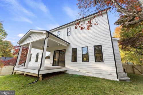 1327 Mayflower Dr, Mc Lean VA 22101-3405 exterior