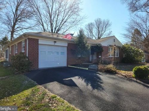 81 Landis Dr, Lancaster, PA 17602-3845