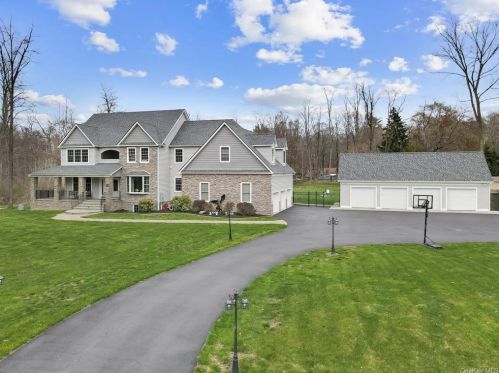 10 Parasol Rdg, Poughkeepsie, NY 12603-4866